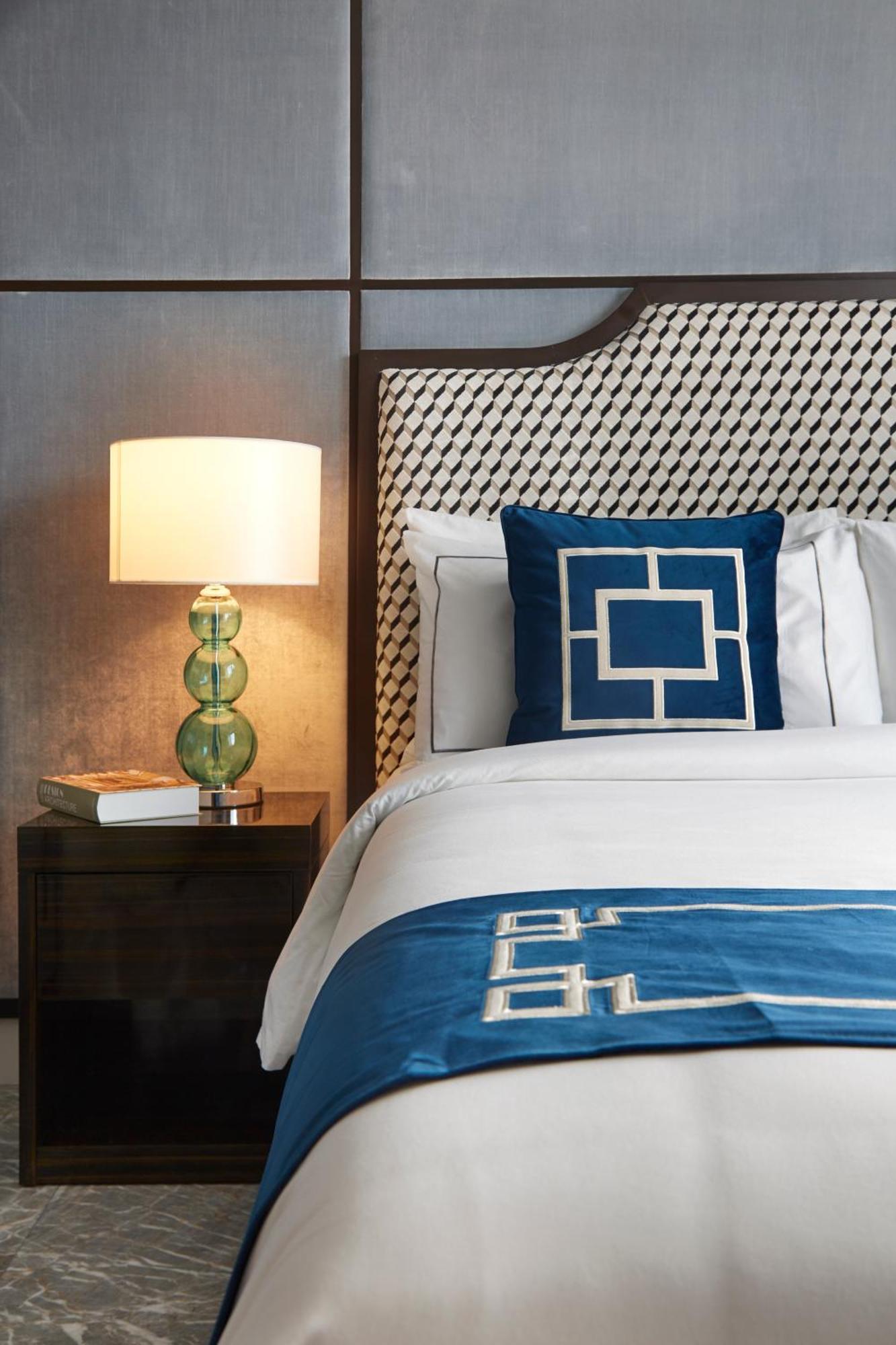 The Face Style Hotel 쿠알라룸푸르 외부 사진 A bed with a throw pillow